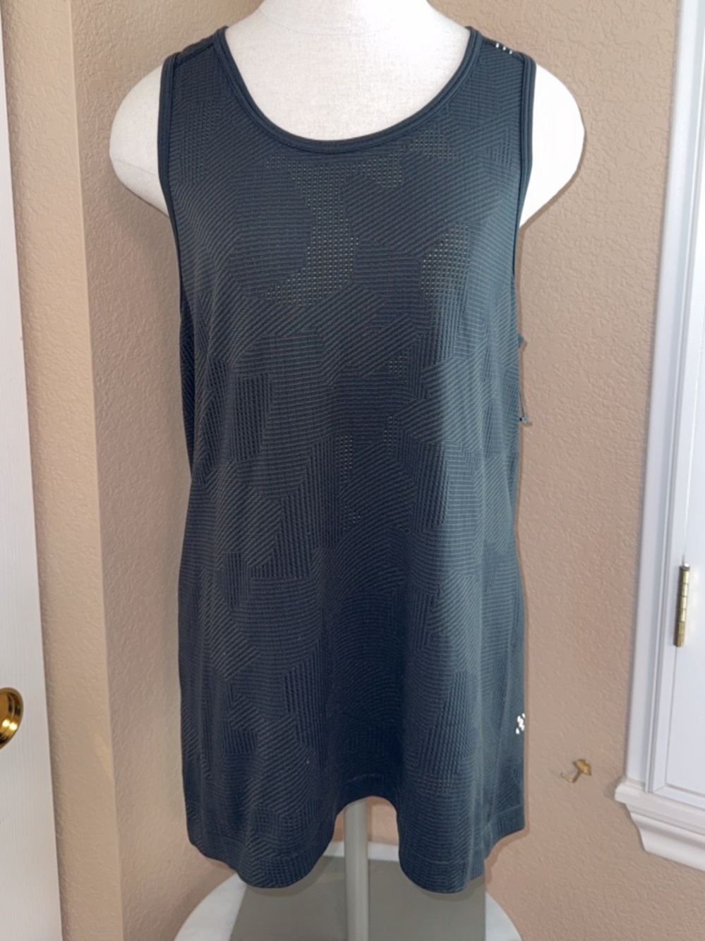 Lululemon Shirt Women's M Black Camo Print Sleeveless Shirt Breathe Repeat NWOT